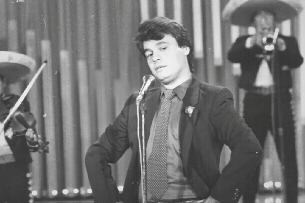 Juan Gabriel ressurge com 'Nunca havia amado assim', uma joia escondida de seu repertório Juan Gabriel's "Nunca Habia Amado Asi," o segundo single não lançado de seu próximo álbum póstumo 'Eterno,' já está disponível. (Foto: Reprodução)