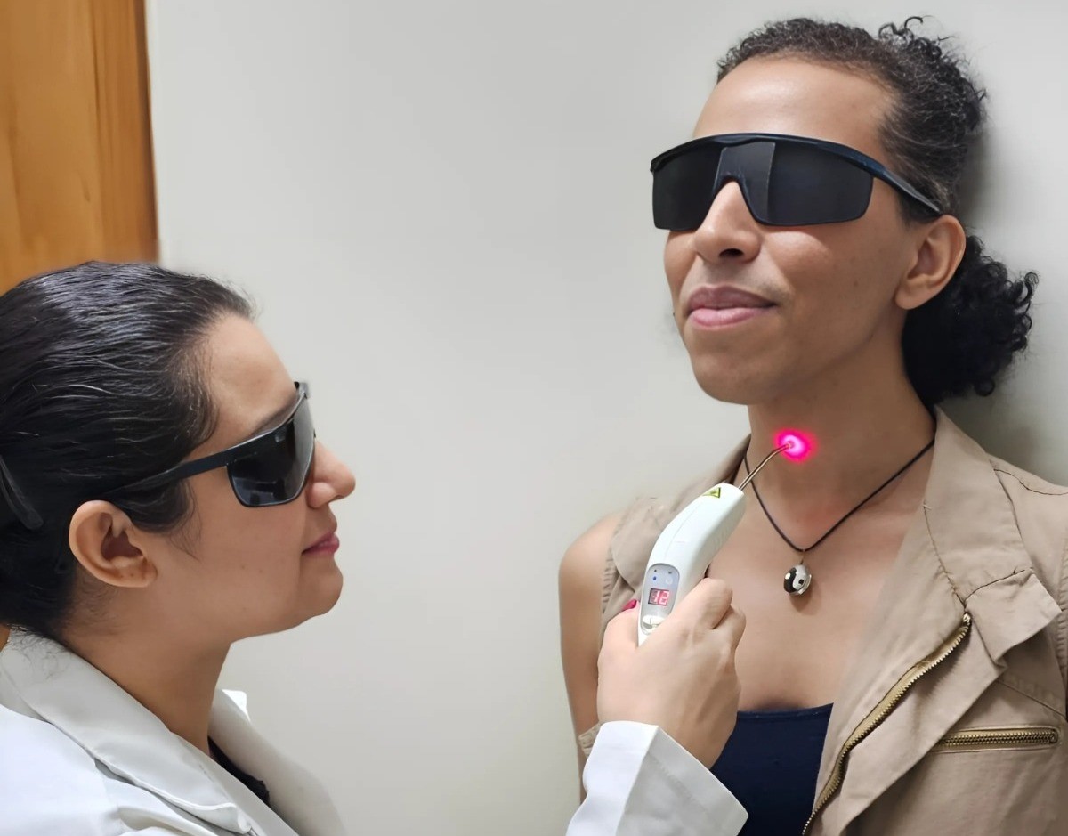Projeto transforma vozes de pessoas trans e travestis no Dia do Orgulho LGBTQIA+ Mulher trans, Lune Yunka recebe atendimento no Centro de Saúde e Pesquisa Veiga de Almeida (Foto: Divulgação)