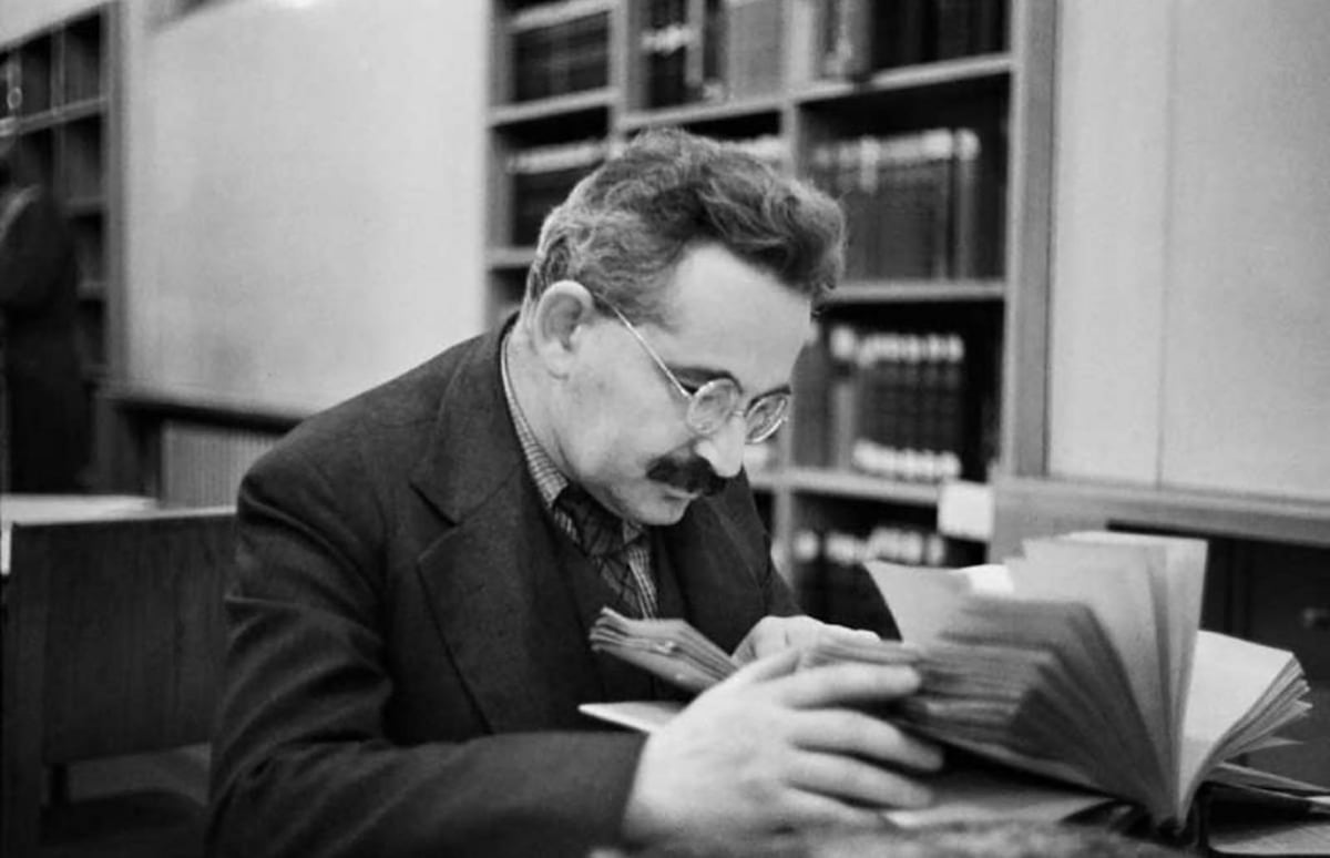 Walter Benjamin se destaca como locutor de rádio em sua trajetória artística Walter Benjamin, o pensador alemão, na Biblioteca Nacional da França, em Paris. (Foto: Alamy Stock Photo)