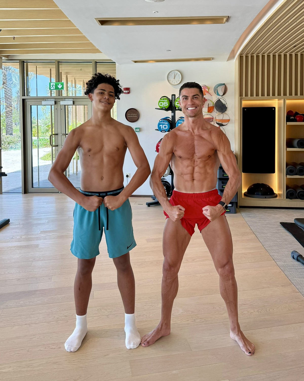 Cristiano Ronaldo posa ao lado de filho na academia (Foto: Reprodução)