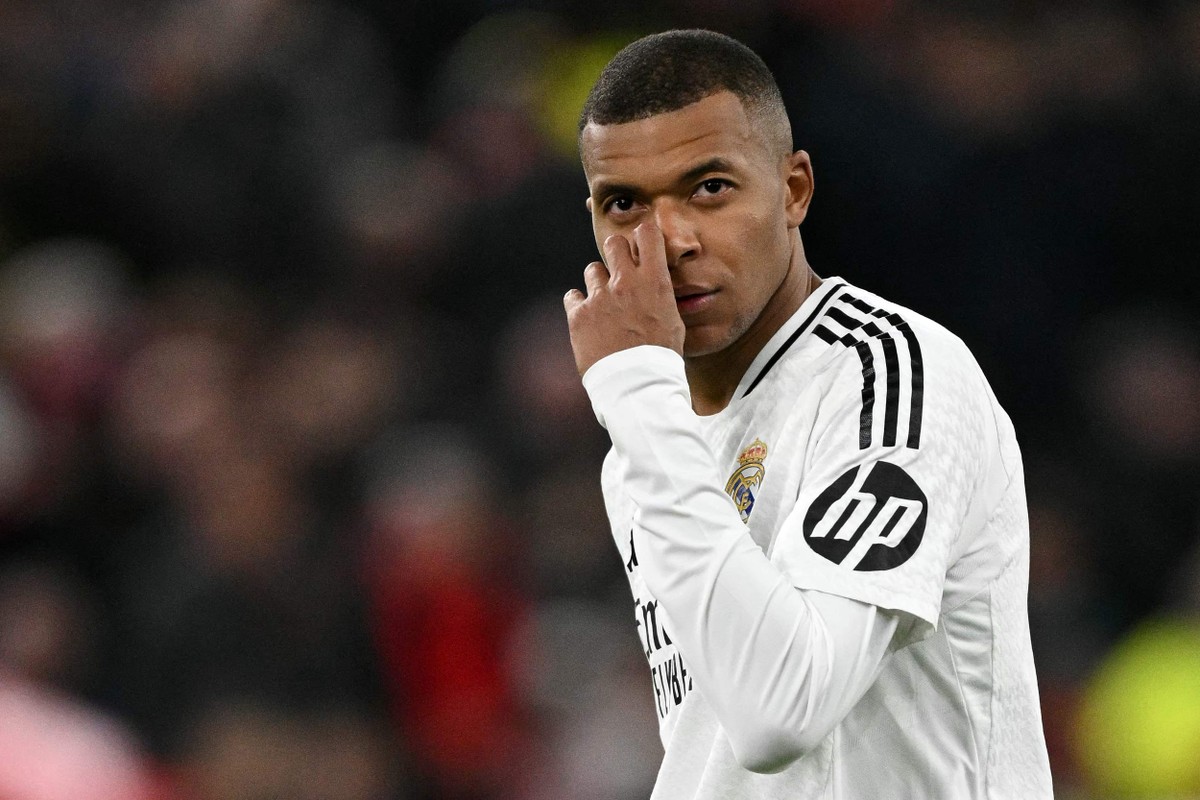 Mbappé é hospitalizado com gastroenterite aguda e preocupa torcedores do Real Madrid Mbappé ficou de fora da estreia do Real Madrid no Mundial de Clubes (Foto: Oli SCARFF / AFP)