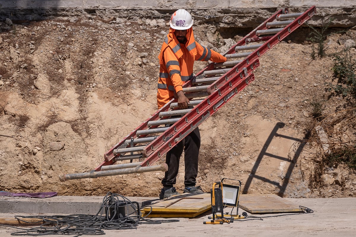 Aumentam as mortes por calor, mas a maioria não é noticiada Um trabalhador da construção se protege do sol em uma obra do Eixample de Barcelona. (Foto: Albert Garcia)