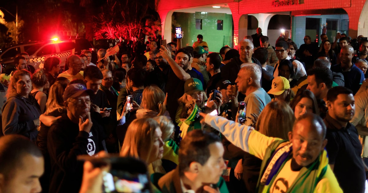 Manifestação em frente ao condomínio onde Jair Bolsonaro cumpre prisão domiciliar (Foto: Wilton Junior/Estadão)