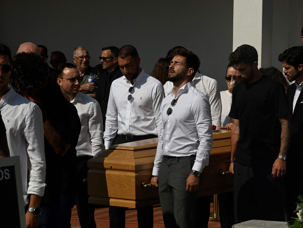 Luis Díaz recebe críticas de torcedores do Liverpool por faltar a funeral de Jota Ex-colegas de profissão carregam caixão em enterro de Diogo Jota e André Silva (Foto: Reprodução/Instagram)