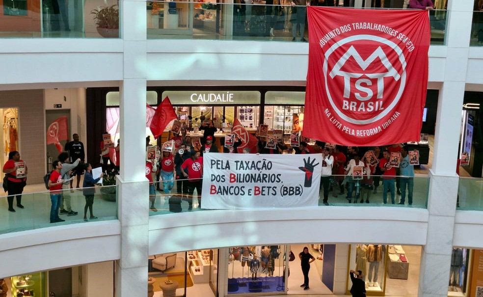 Protesto no Shopping Leblon cobra taxação de bilionários, bancos e bets (Foto: Comunicação MTST)