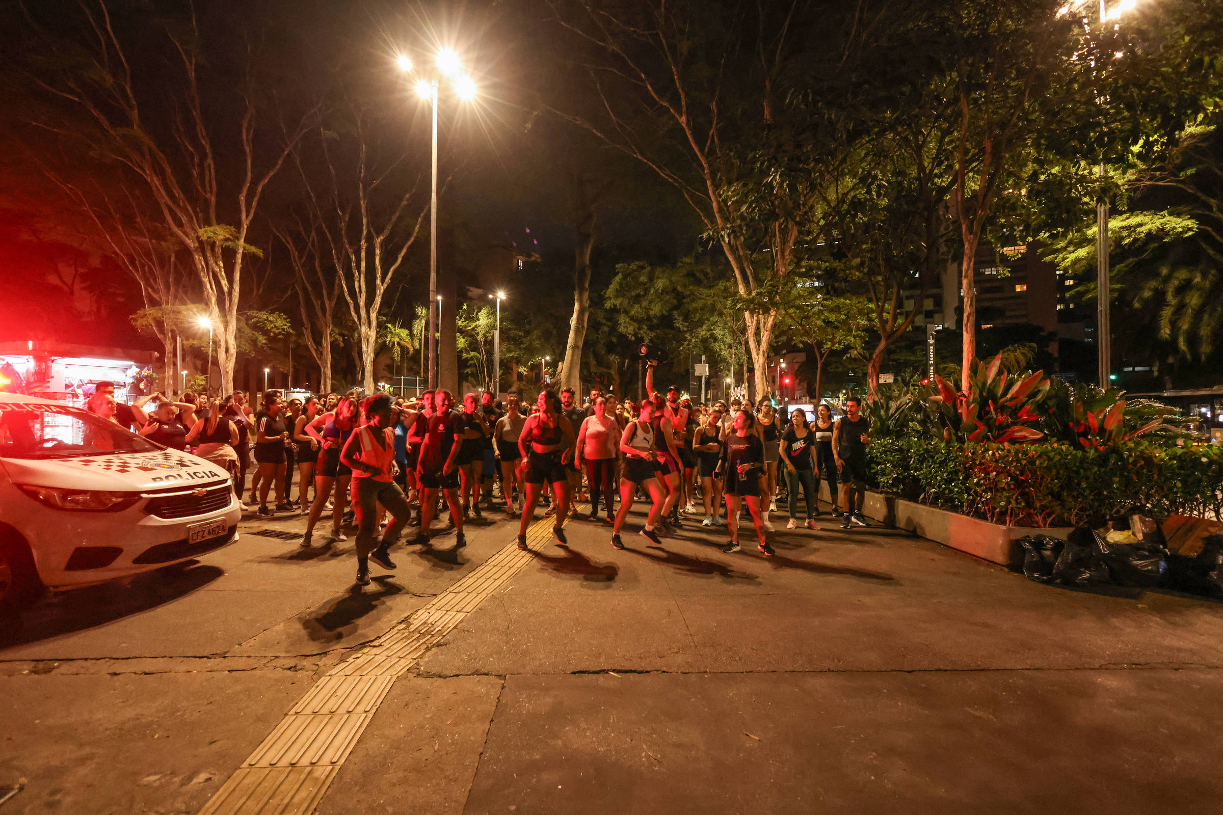 'Guerreiro de fim de semana' apresenta eficácia reduzida no combate à disfunção erétil Grupo de corrida de rua chamado Vem Com Nóis que se reúne para correr na avenida Paulista, em São Paulo (Foto: Karime Xavier - 5.fev.25/Folhapress)