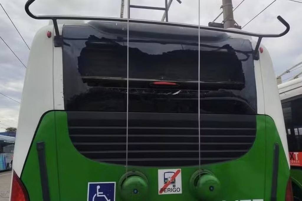 São Paulo registra 59 ônibus depredados em dia mais violento da onda de ataques Veículo que transporta passageiros da frota municipal foi atingido na parte traseira (Foto: Reprodução)