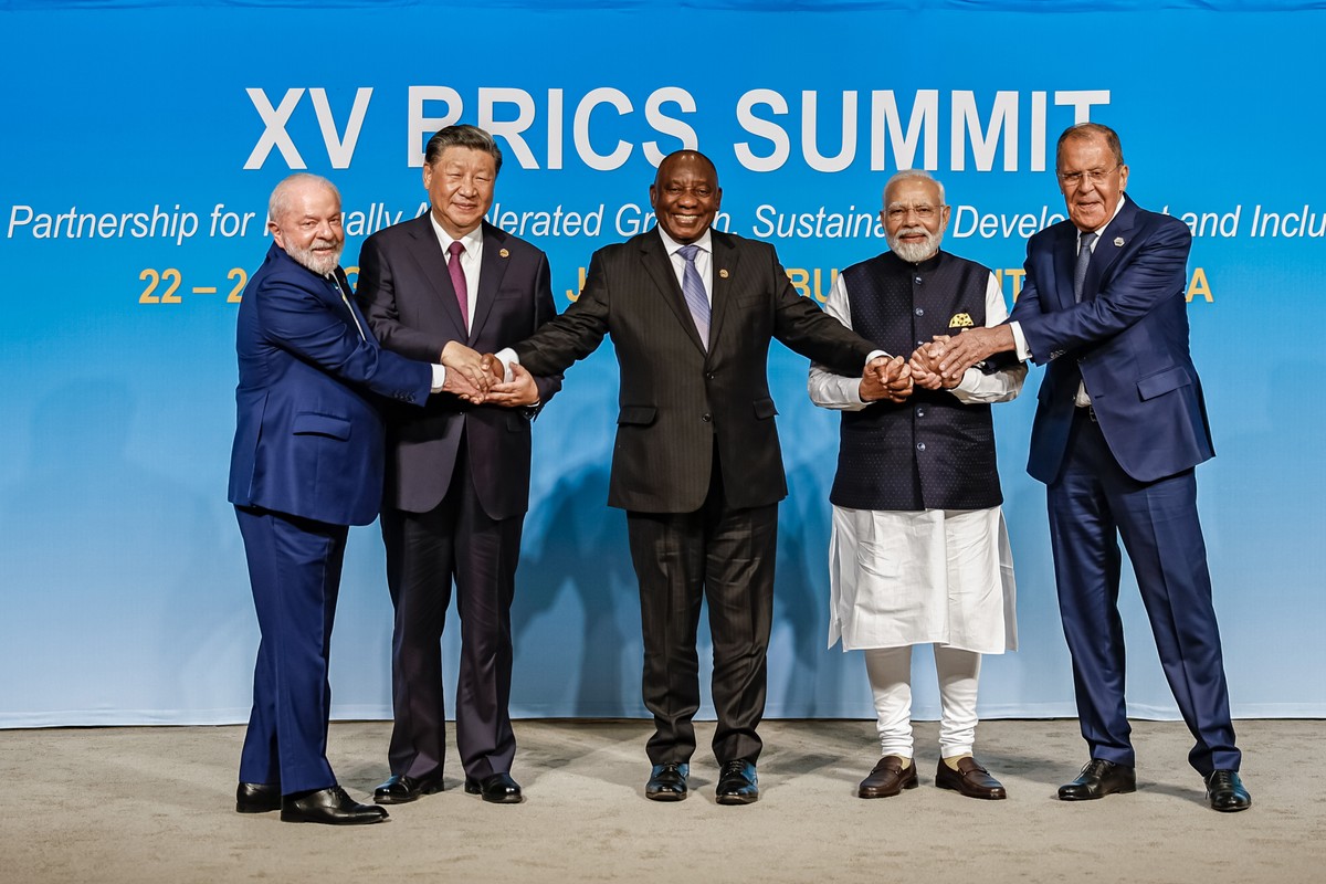 Brics manifesta preocupação com ataques de Israel e EUA ao Irã e pede desarmamento nuclear Lula posa para foto com líderes do BRICS (Foto: Ricardo Stuckert/PR/23-8-2023)