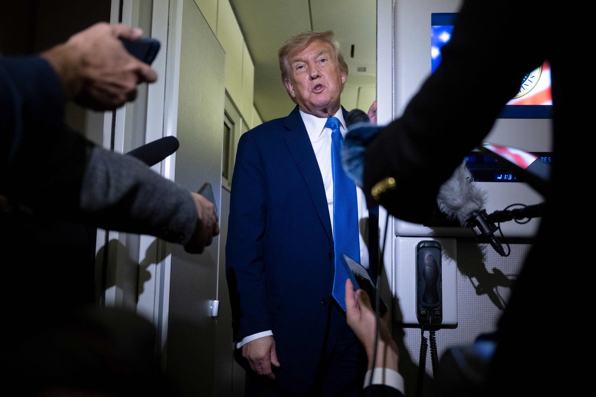 Donald Trump fala com repórteres a bordo do Air Force One ao deixar encontro do G7 (Foto: Brendan Smialowski/AFP)
