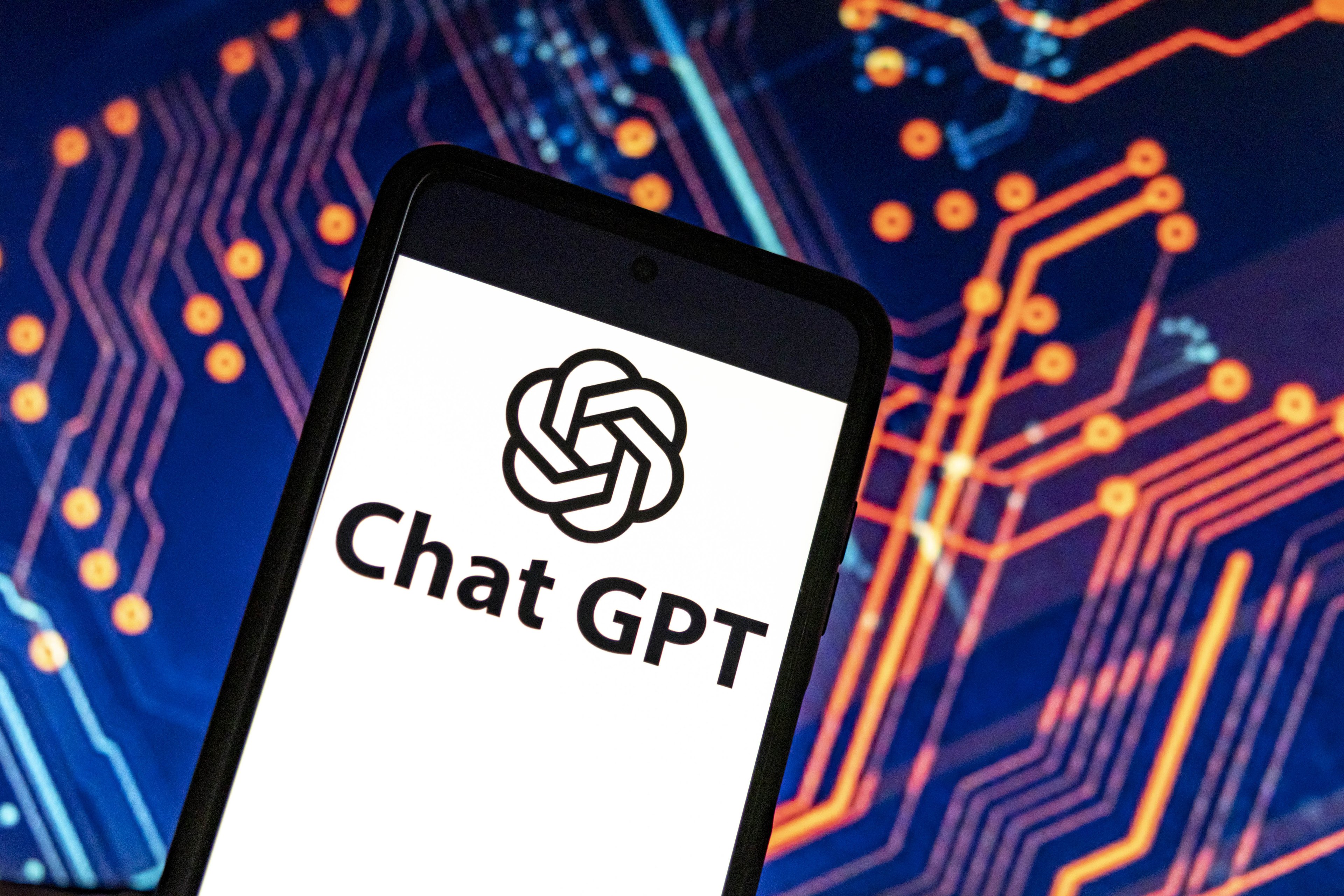 Menções ao ChatGPT disparam, mas audiência continua em queda significativa Enquanto alguns sites tiveram aumento significativo nas referências do ChatGPT, New York Times, que está processando a OpenAI, teve crescimento de apenas 3,1% (Foto: Nicolas Economou/NurPhoto/Getty Images)