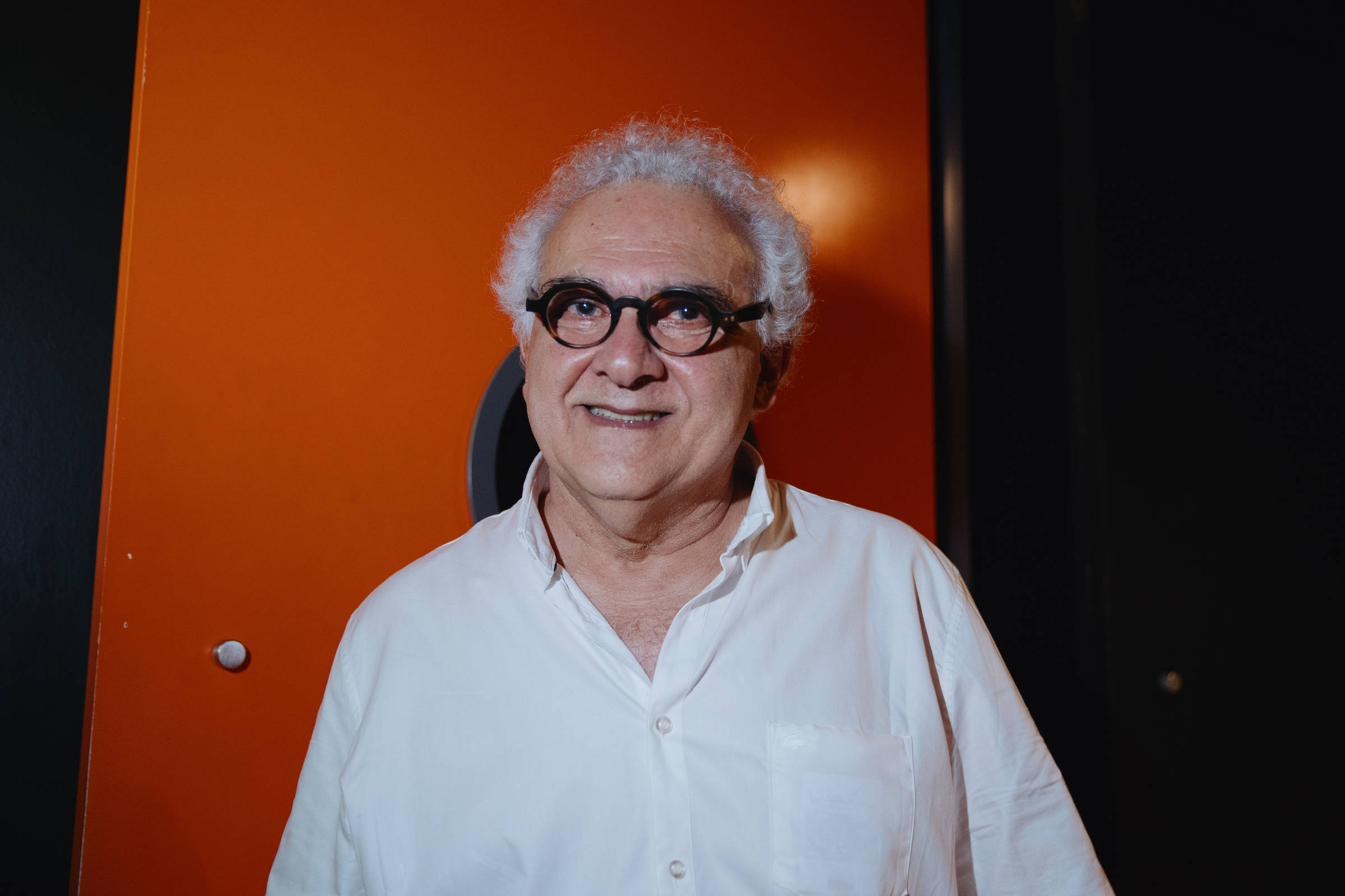 O escritor Milton Hatoum na estreia do filme 'O Rio do Desejo', baseado em sua obra (Foto: Gabriel Cabral - 15;mar.2023/Folhapress)