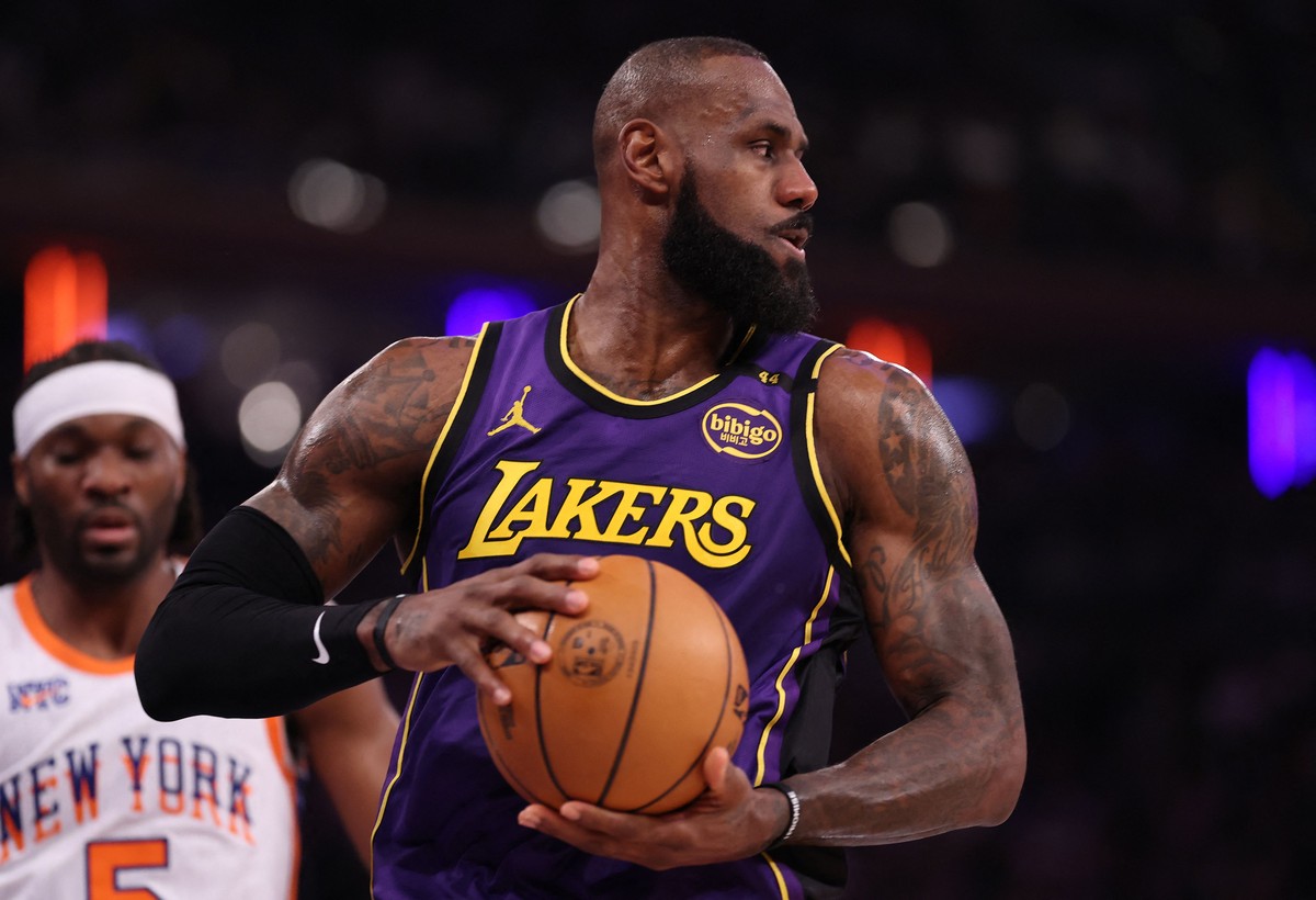 Bilionário avança em negociação para compra histórica dos Lakers e bate recorde global LeBron James comenta a chegada de Doncic ao Lakers — Foto: Al Bello/Getty Images/AFP