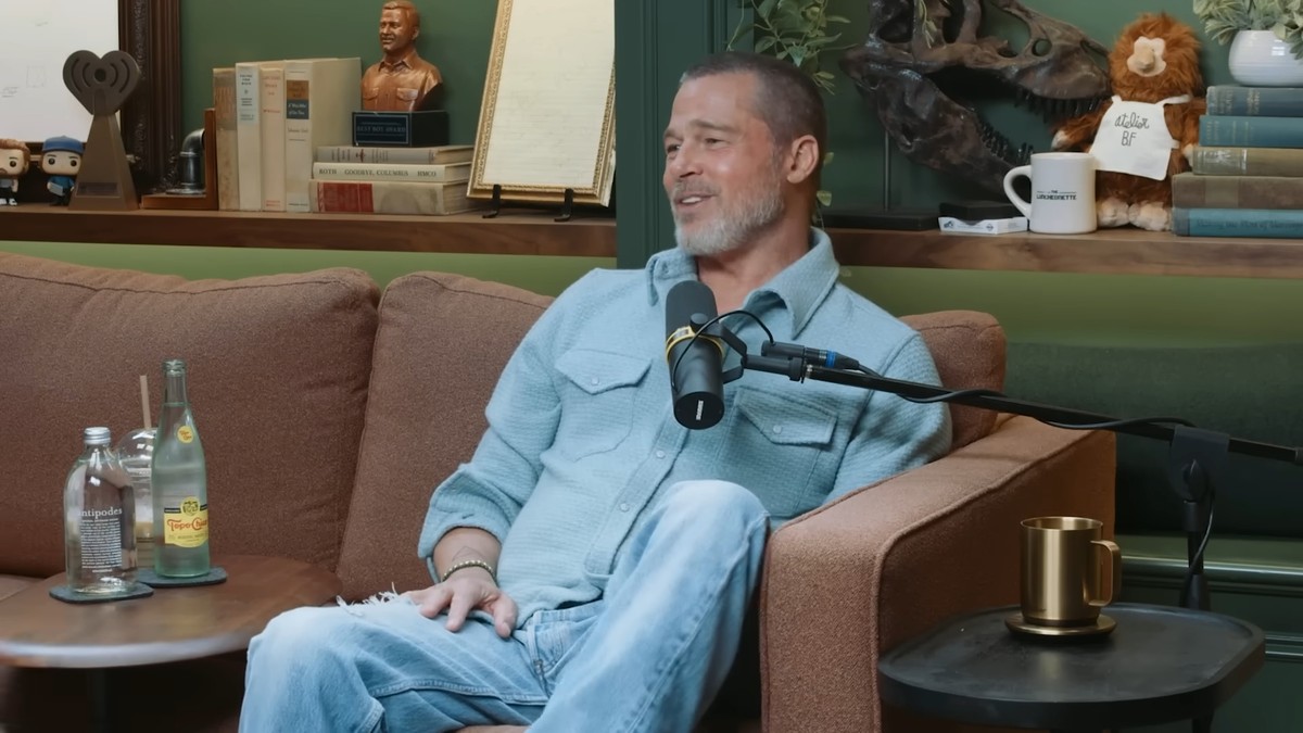 Brad Pitt fala sobre homofobia na infância e revela experiências com a sexualidade Brad Pitt em entrevista ao podcast 'Armchair Expert' (Foto: Reprodução/YouTube)