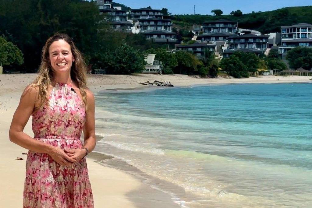 Caribe oferece cidadania a quem adquirir imóveis na região Nadia Dyson, dona da imobiliária Luxury Locations, sorri para a câmera de pé em uma praia de Antigua (Foto: Nadia Dyson)