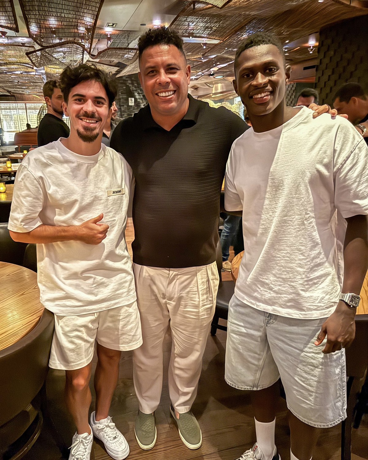Vitinha e Nuno Mendes tietam Ronaldo Fenômeno (Foto: Reprodução)