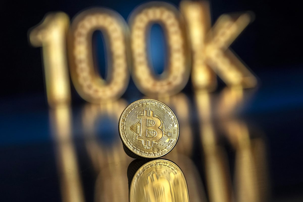 Bitcoin ignora tarifas de Trump e atinge novo recorde de 120 mil dólares Representação de bitcoin. (Foto: PABLO GIANINAZZI/EFE)