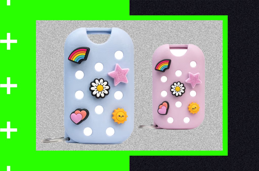 Crocs e Touchland lançam cases de álcool em gel inspirados em clogs Crocs e Touchland colaboraram em capas de desinfetante para as mãos inspiradas nos icônicos clogs da Crocs. (Foto: Reprodução)