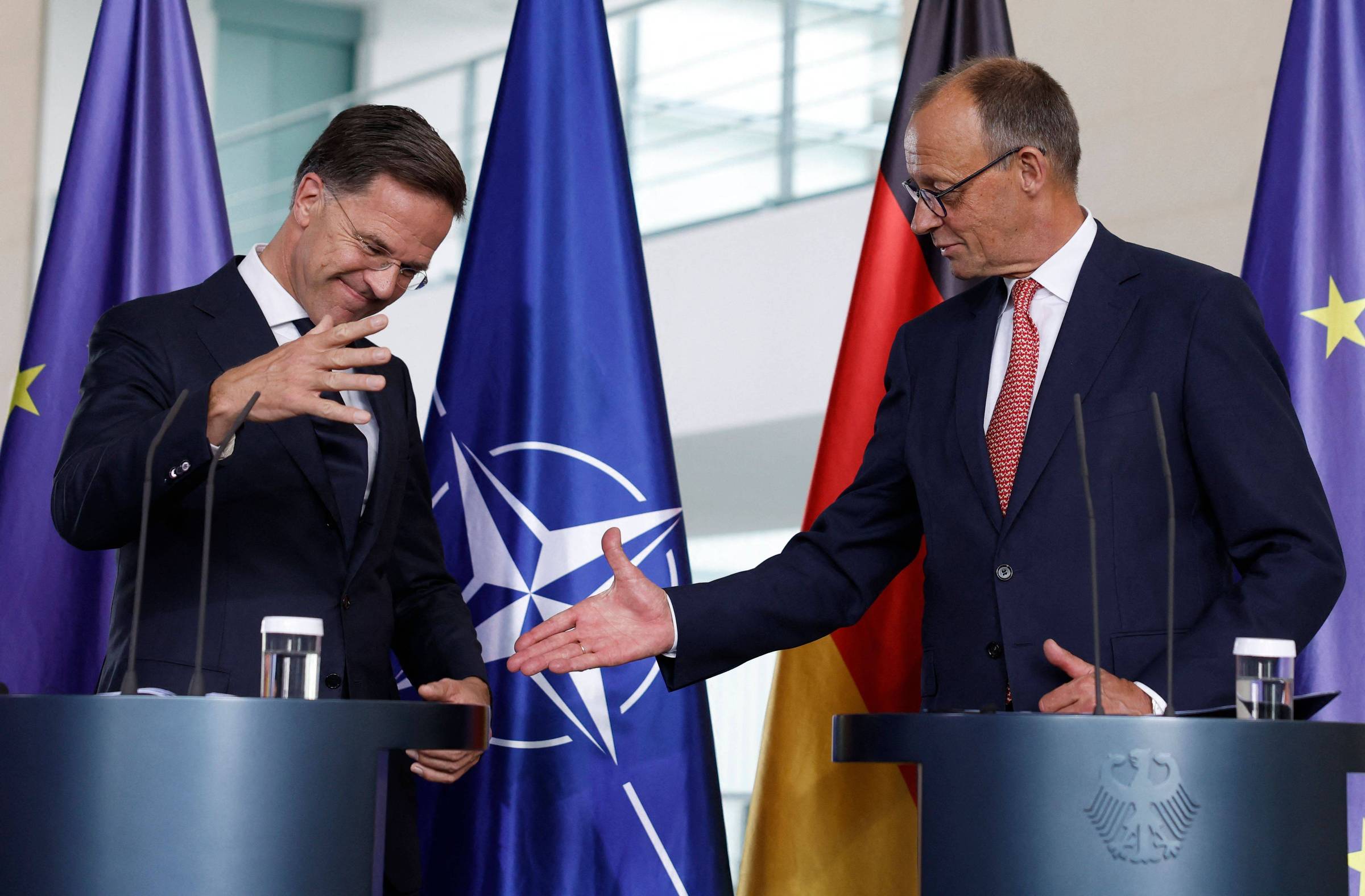 Alemanha comemora 70 anos da Otan enquanto busca novos soldados Mark Rutte, secretário-geral da Otan, e Friedrich Merz, primeiro-ministro da Alemanha, cumprimentam-se na sede do governo alemão, em Berlim (Foto: Odd Andersen/AFP)