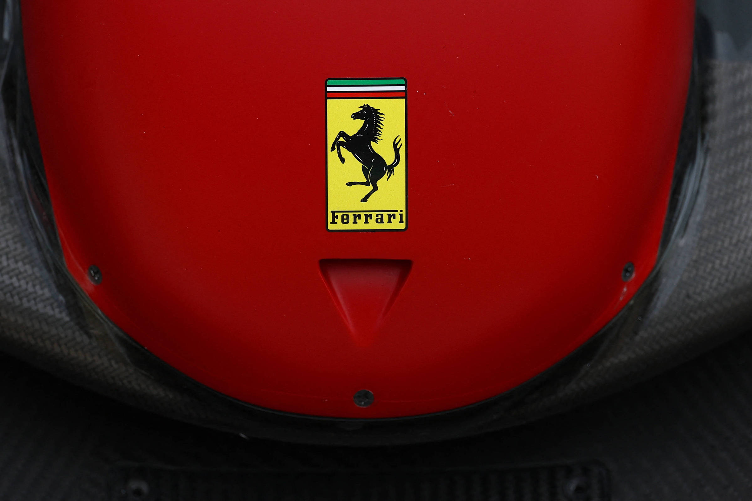 Ferrari se transforma em símbolo de luxo e menos em fabricante de automóveis Logo da Ferrari em carro que disputou o GP da Inglaterra da Fórmula 1 (Foto: Andrew Boyers - 3.jul.25/REUTERS)