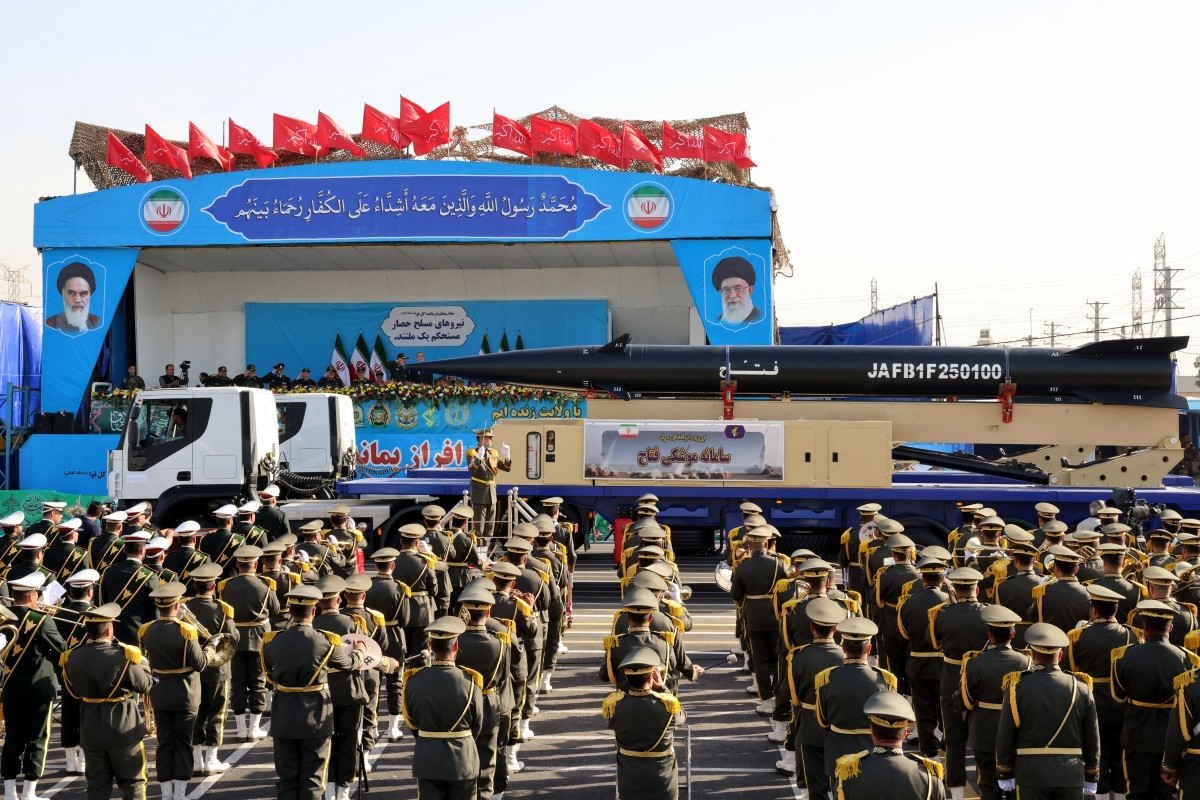 Um míssil 'Fattah' é exibido durante o desfile militar anual que marca o aniversário da eclosão da guerra do Irã de 1980-1988 com o Iraque de Saddam Hussein, em Teerã, em 21 de setembro de 2024. (Foto: ATTA KENARE / AFP)