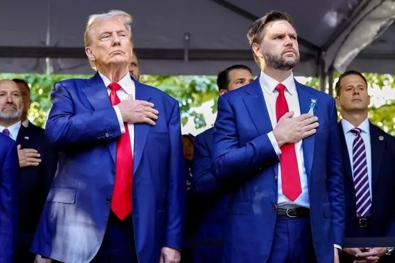 Homens americanos adotam ternos azuis brilhantes em eventos públicos Donald Trump e membros da Casa Branca: vestidos como a bandeira americana (Foto: Reprodução)