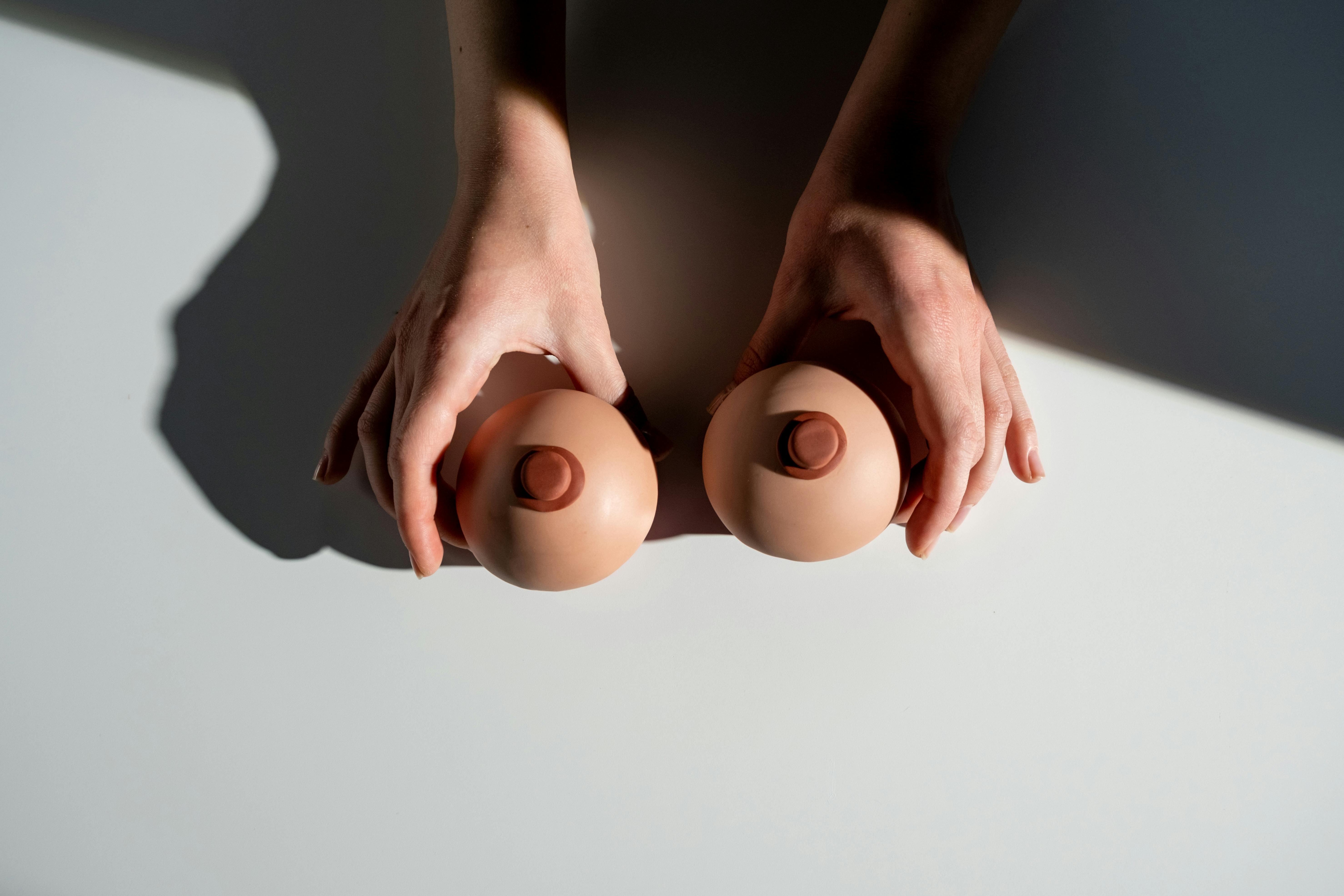 Entenda como funciona a técnica de preenchimento dos mamilos com o Nipple filler Foto: Reprodução