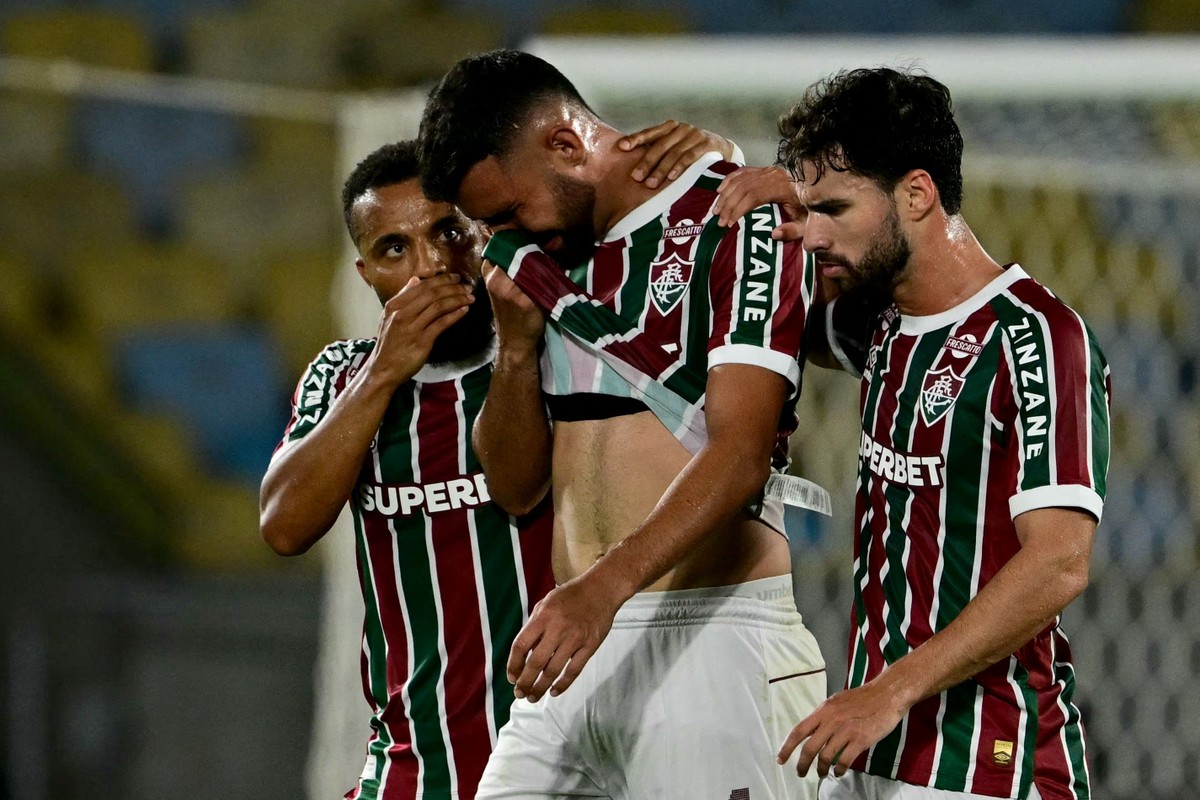 Ignácio deixa o campo chorando após se machucar em Fluminense x Palmeiras (Foto: Pablo PORCIUNCULA / AFP)