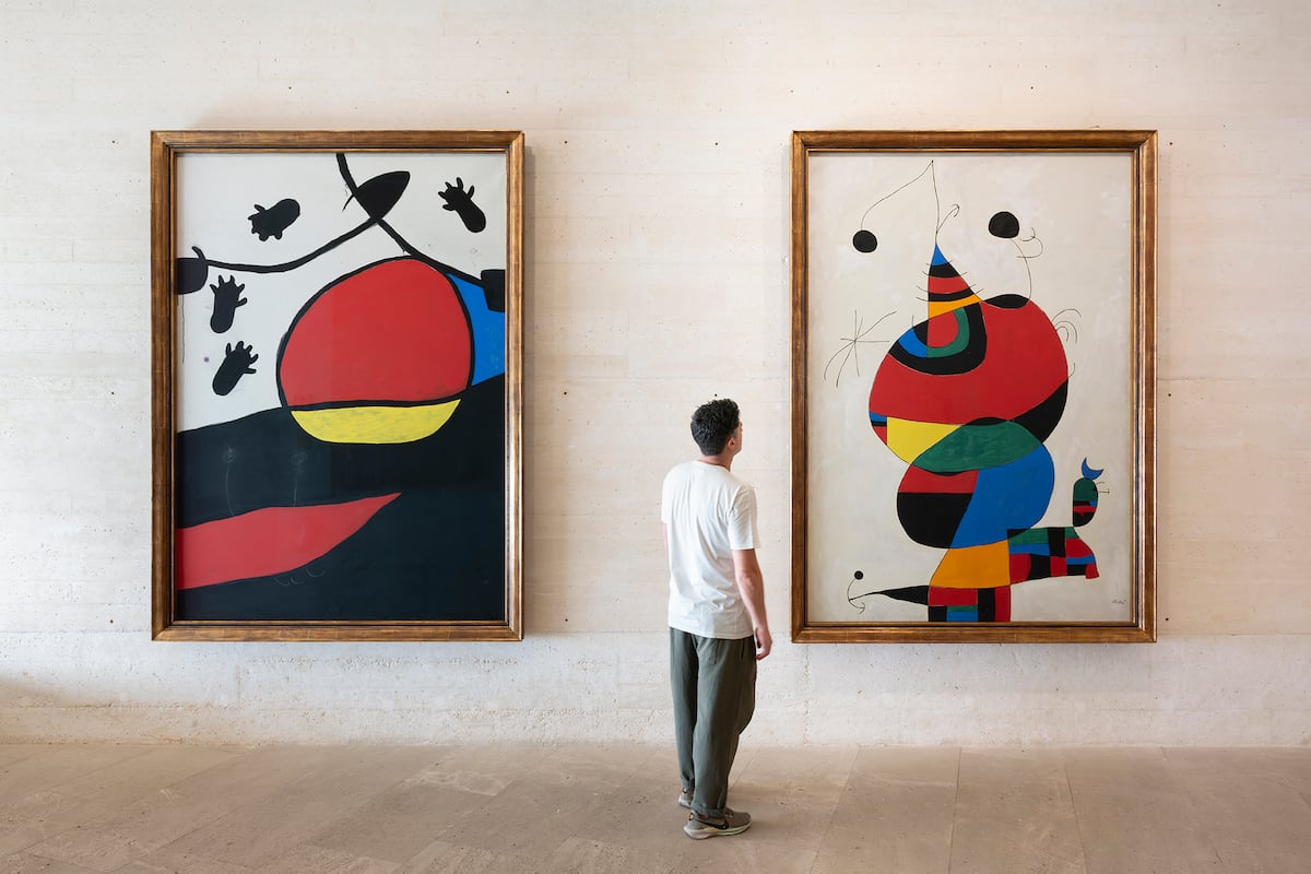 Palma apresenta exposição monumental de Miró em quatro locais distintos Um visitante da mostra 'A centelha mágica', na Fundação Miró de Palma, dentro do programa expositivo 'Paisagem Miró'. (Foto: ROBERTO RUIZ - Fundação Miró Mallorca)