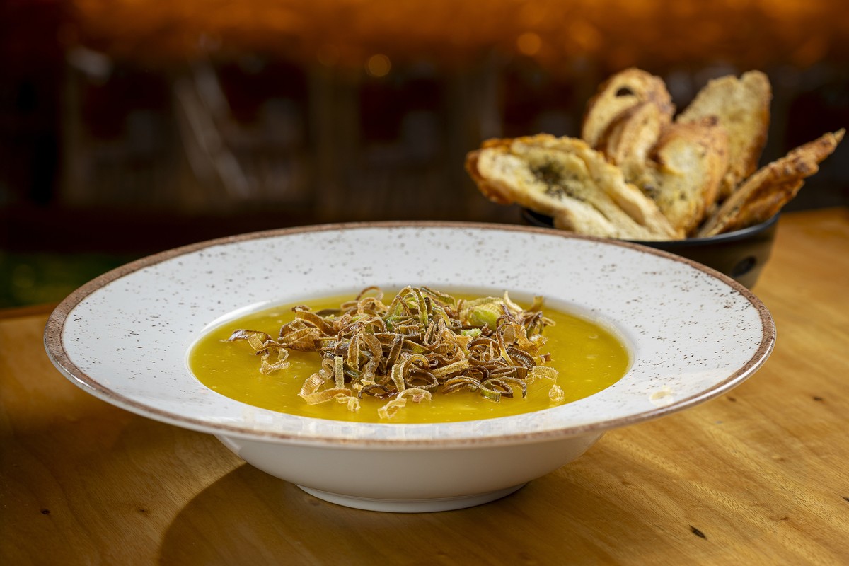 Inverno traz delícias de sopas e caldos para aquecer Niterói A Le Dépanneur apresenta a nova temporada de caldos e cremes, com quatro opções, incluindo o creme de baroa com shiitake e crispy de alho-poró (R$ 39,90) (Foto: Divulgação)