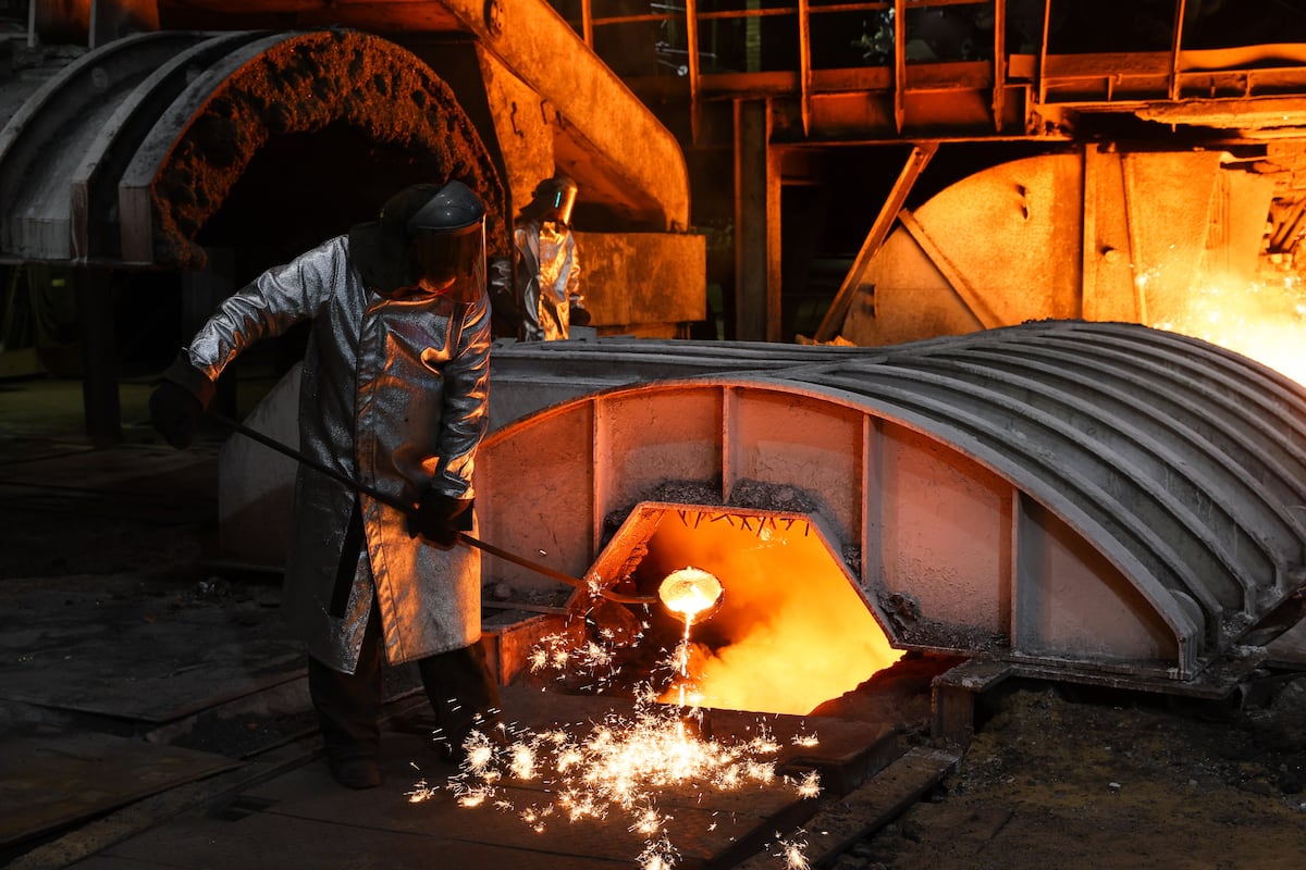 Rússia enfrenta crise econômica após 40 meses de conflito armado Um operário trabalhava em um forno de uma fábrica siderúrgica de Magnitogorsk, na Rússia, no dia 10 de junho. (Foto: Donat Sorokin / Zuma Press / ContactoPhoto)