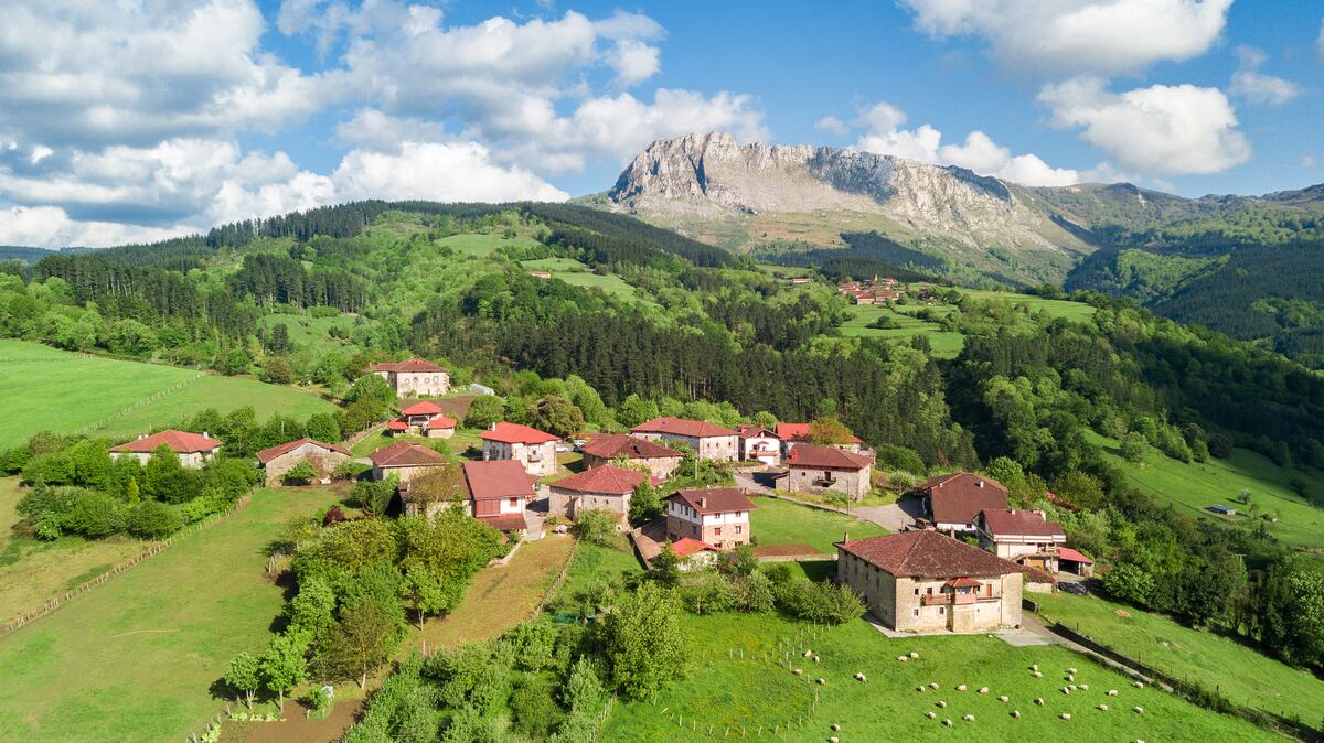 Guillermo Aguirre lança 'Estival', uma crítica à masculinidade e ao tempo dos adultos Vista de Orozko, localidad rural situada en el parque natural de Gorbea, en el País Vasco, en mayo de 2021. (Foto: jon chica parada/GETTY IMAGES)
