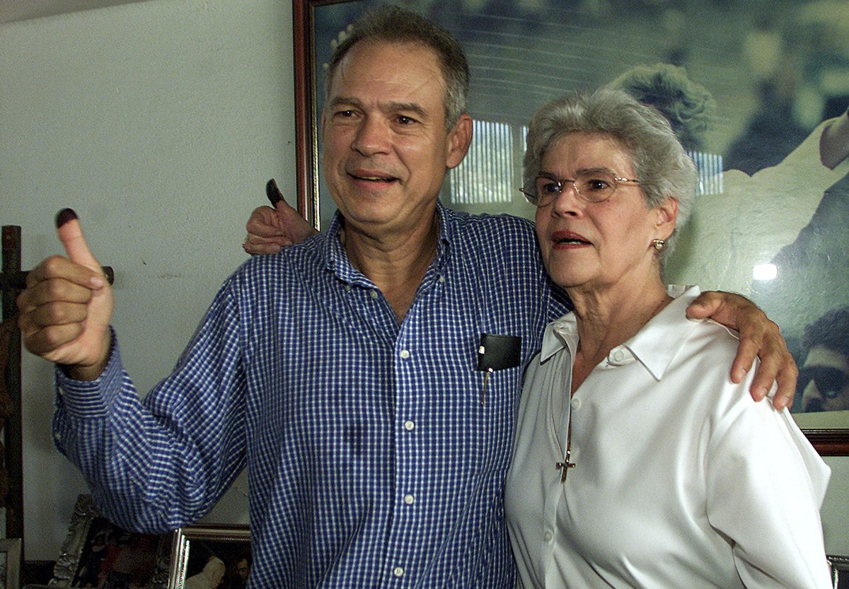 Pedro Joaquin Chamorro com sua mãe e ex-presidente da Nicarágua Violeta Barrios de Chamorro (Foto: Oswaldo Rivas/File Photo/Reuters)
