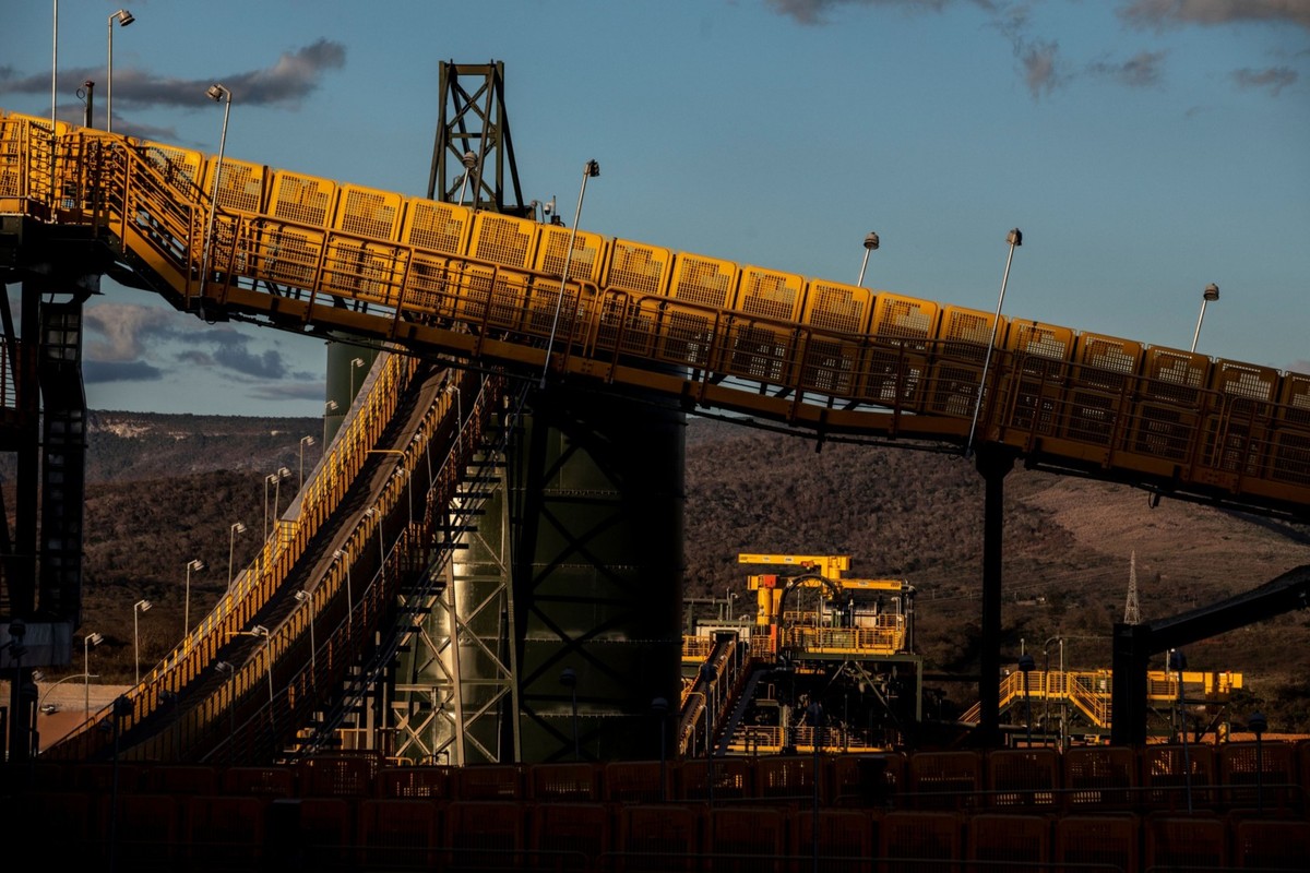 EUA buscam acesso a minerais críticos do Brasil para fortalecer suas indústrias Minério de lítio viaja em correias transportadoras na refinaria Sigma Lithium Xuxa, perto de Itinga, Minas Gerais, Brasil (Foto: Dado Galdieri/Bloomberg)