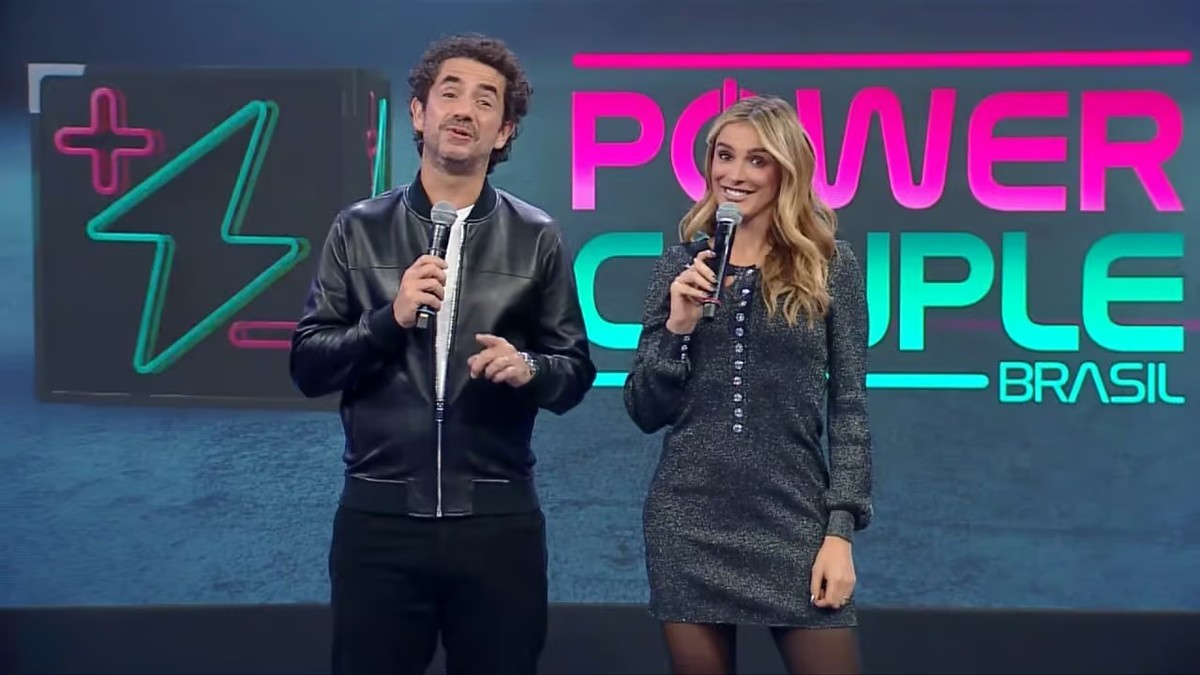 'Power couple' encerra temporada com audiência abaixo da anterior Felipe Andreoli e Rafa Brites são os apresentadores do 'Power couple Brasil' (Foto: Reprodução)