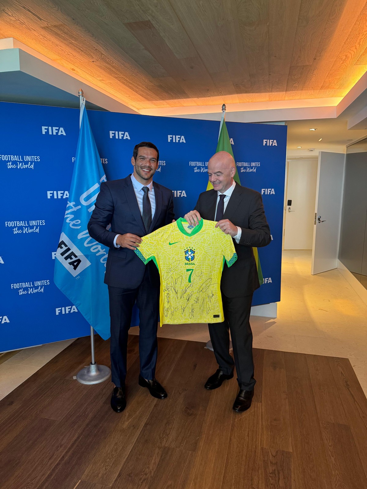 Brasil formaliza interesse em sediar a Copa do Mundo de Clubes de 2029 O presidente da CBF Samir Xaud presenteia o presidente da Fifa Gianni Infantino com uma camisa da seleção brasileira (Foto: Divulgação/CBF)