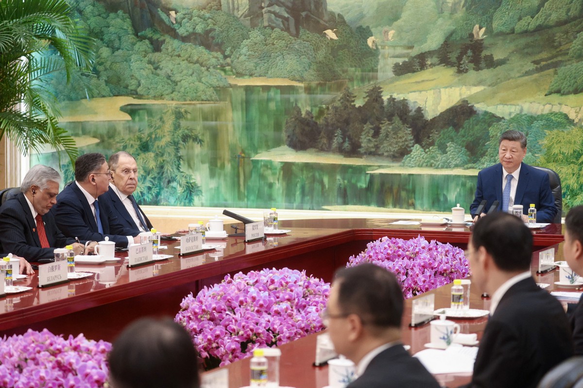 China classifica como 'coerção' tarifas de Trump e reafirma apoio a Putin Xi Jinping, presidente da China, reúne-se com diplomatas dos países membros da OCX em Pequim (Foto: Ministério das Relações Exteriores da Rússia/ AFP)
