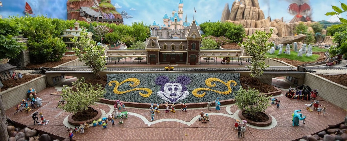 Homem dedica mais de 20 anos à construção de miniferrovia da Disney no jardim Um homem passou 20 anos construindo uma miniatura de ferrovia temática da Disney em seu jardim (Foto: cptrr.com/Reprodução).