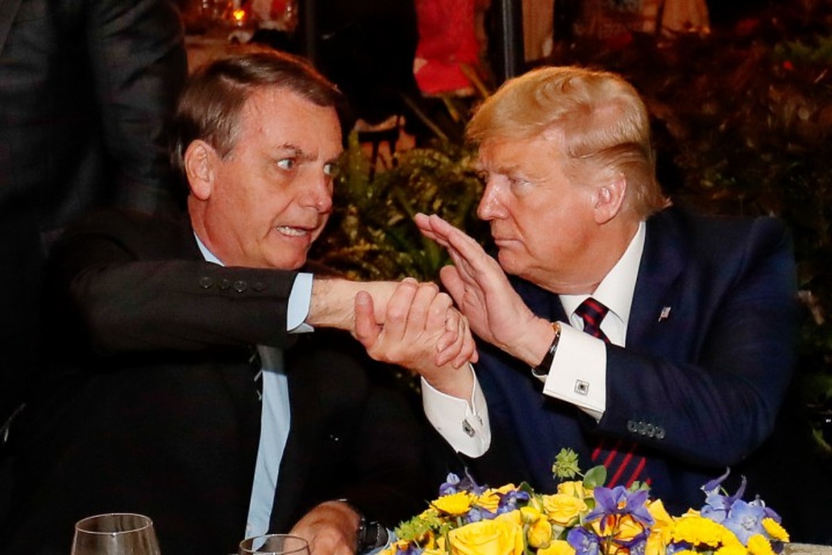 Pesquisa revela que 72% desaprovam tarifas de Trump e 57% criticam Bolsonaro Jair Bolsonaro e Donald Trump, à época presidentes do Brasil e dos EUA, durante jantar no resort de Mar-a-Lago (Foto: Alan Santos)