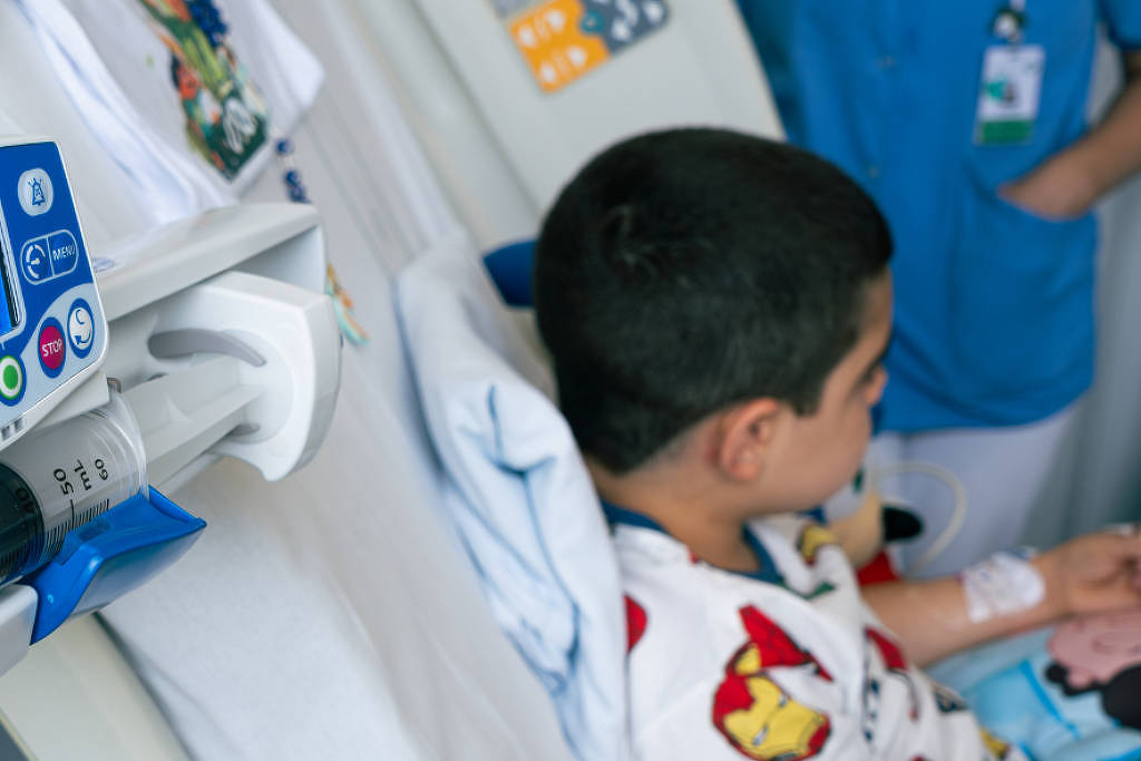 Criança brasileira falece após uso de medicamento para distrofia muscular Paciente com distrofia muscular de Duchenne que recebeu terapia gênica com Elevidys na rede pública de saúde (Foto: Matheus Brasil - 21.fev.25/Ministério da Saúde)
