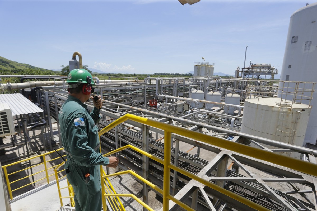 Operário na unidade de produção de biometano da Gás Verde, a maior do país, que usa como insumo o biogás gerado pela decomposição do lixo tratado no aterro sanitário de Seropédica (Foto: Domingos Peixoto)