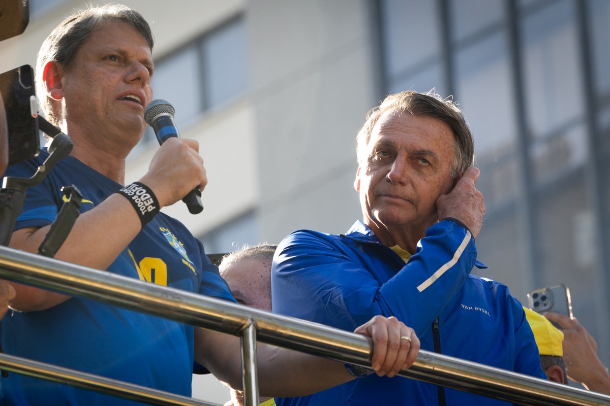 Trump pressiona Bolsonaro e Tarcísio em um jogo de chantagem política Tarcísio de Freitas e Jair Bolsonaro em ato na Avenida Paulista (Foto: Maria Isabel Oliveira)