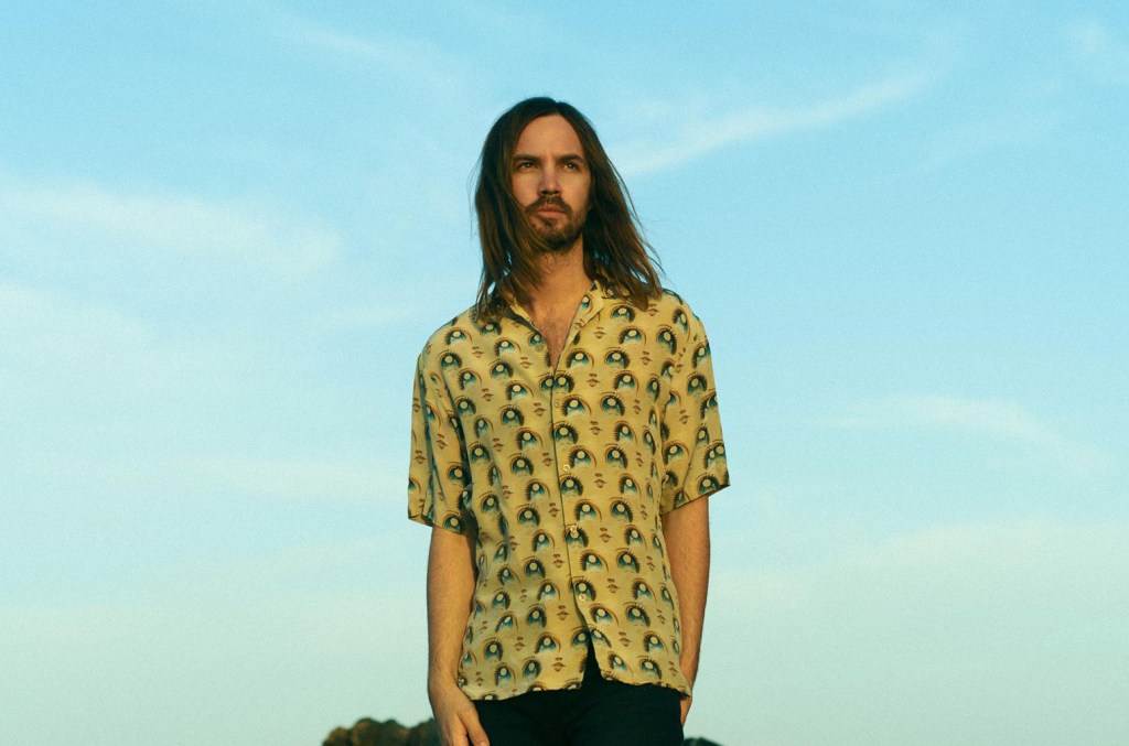 Tame Impala anuncia novidades musicais em atualização nas redes sociais Kevin Parker, vocalista do Tame Impala, provocou grandes novidades em um futuro próximo, parecendo confirmar um novo álbum com sua última atualização nas redes sociais. (Foto: Reprodução)