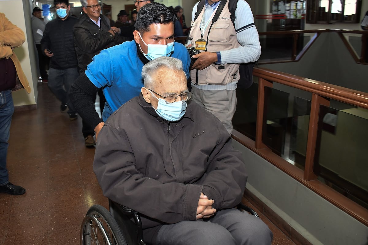 Jesuitas acusados de encobrir abusos em Bolívia citam reportagem de EL PAÍS O exprovincial jesuita Ramón Alaix sai este miércoles de los juzgados de Cochabamba tras declarar, junto con el ex alto cargo de la Compañía Ramón Alix, por encubrir un caso de pederastia. (Foto: Jorge Abrego/EFE)