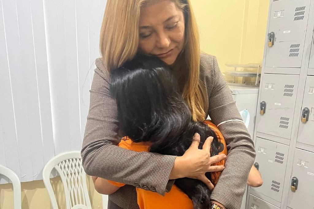 A promotora Silvana Cavalcanti abraça indígena que denunciou violência em prisão (Foto: MP/Amazonas)