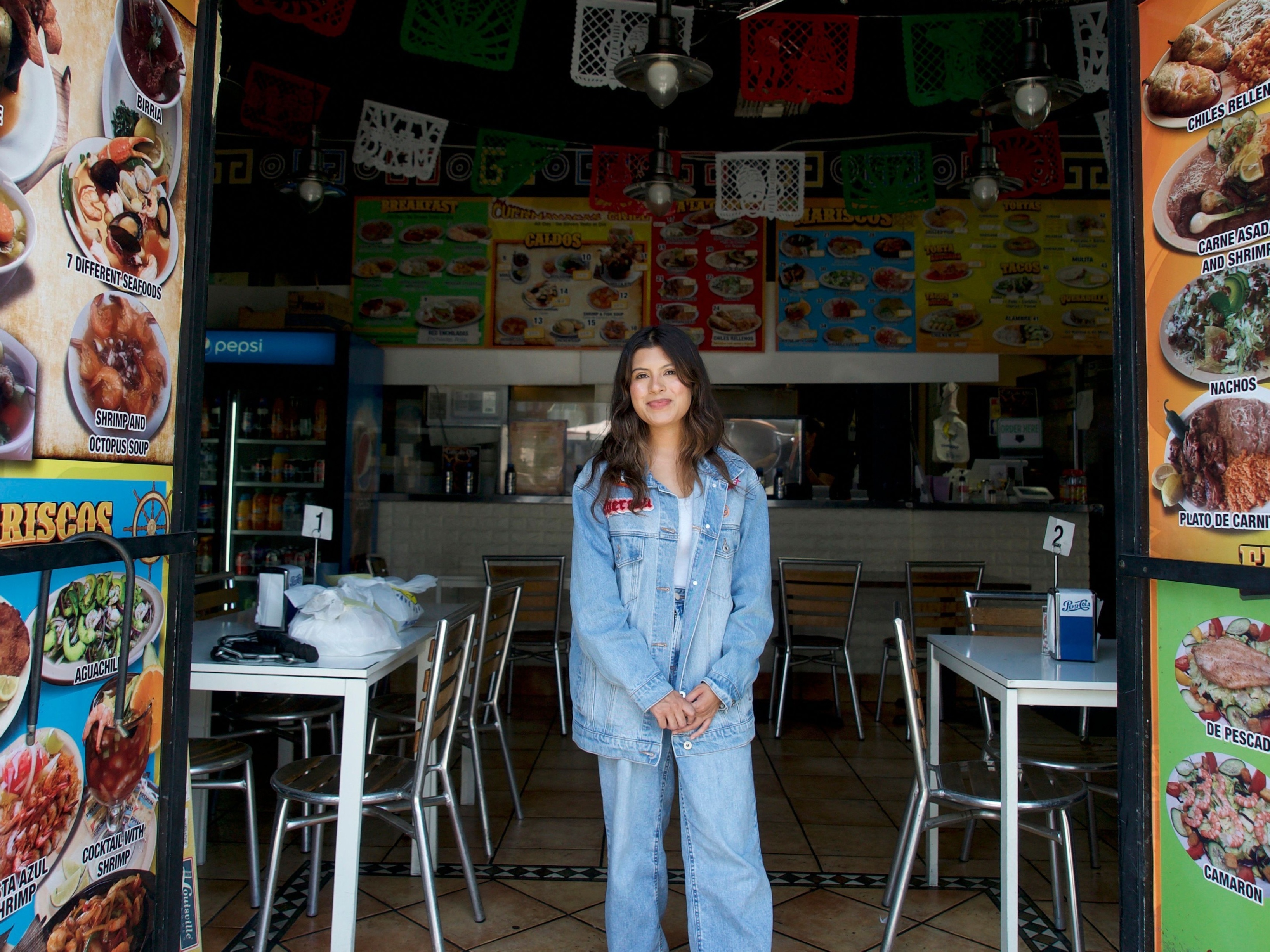 Busca por imigrantes causa colapso no comércio de Los Angeles Nayomie Mendoza viu as vendas caírem 80% (Foto: Bastien INZAURRALDE / AFP)
