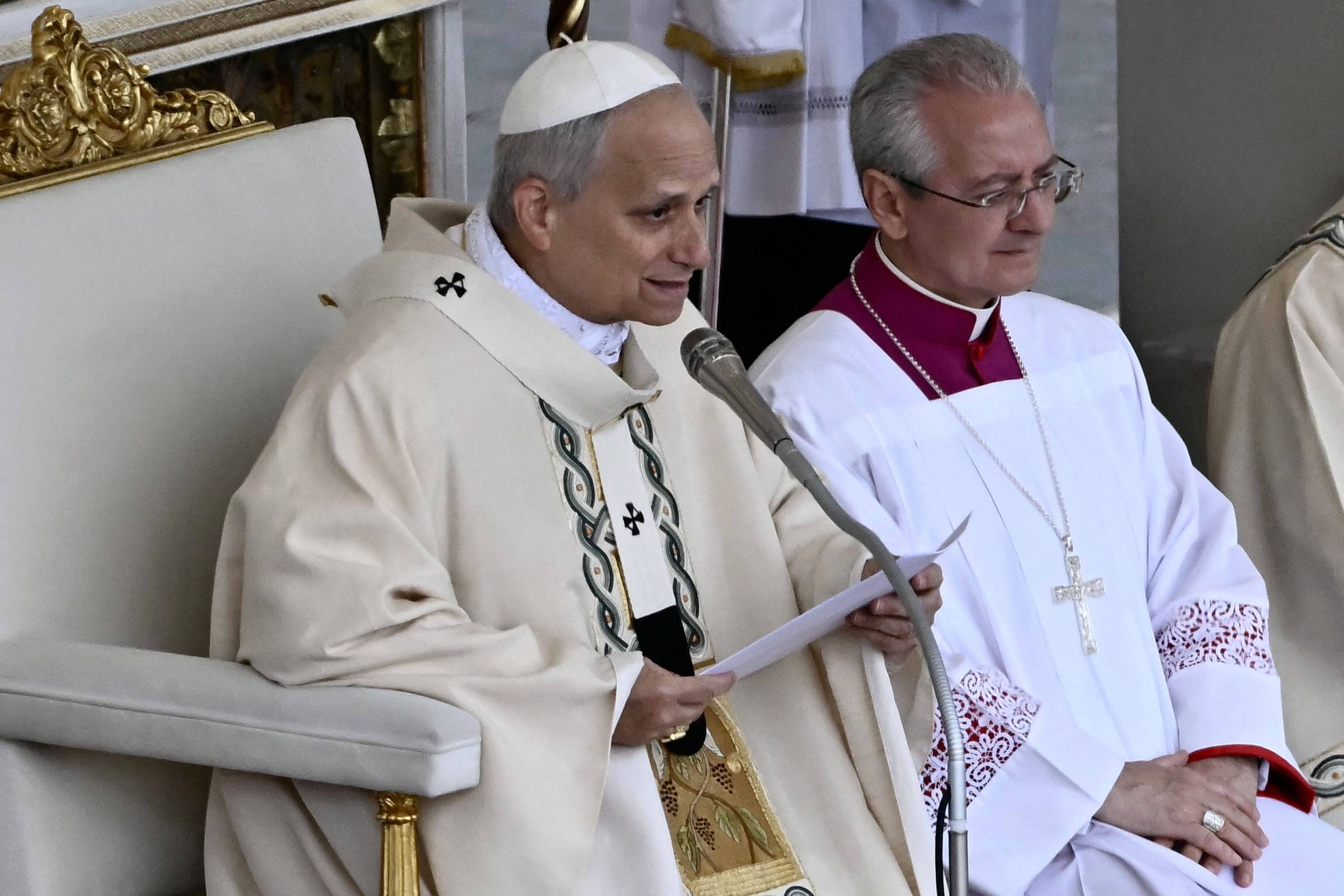 Papa deve guiar a Igreja com humildade e evitar autocracia, afirma Leão 14