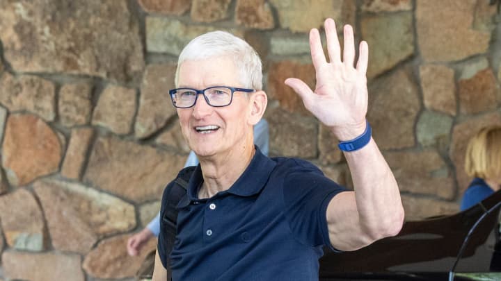 Tim Cook chega para a conferência anual de mídia e tecnologia Allen and Co. em Sun Valley, Idaho, em 8 de julho de 2025. (Foto: David Grogan | CNBC)