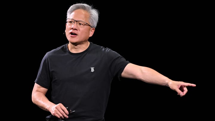 Jensen Huang, fundador e CEO da NVIDIA, fala durante a palestra principal da NVIDIA GTC Paris, parte da 9ª edição da feira de tecnologia e inovação VivaTech, realizada no Dôme de Paris, no centro de exposições Porte de Versailles, em Paris, em 11 de junho de 2025. (Foto: Mustafa Yalcin | Anadolu | Getty Images)