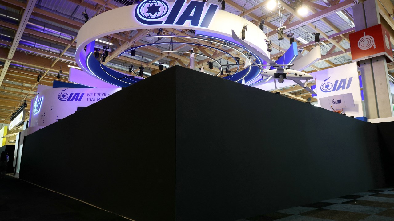Estande da Israel Aerospace Industries (IAI) é fechado no Paris Air Show. 16/06/2025 (Foto: Alain Jocard/AFP)