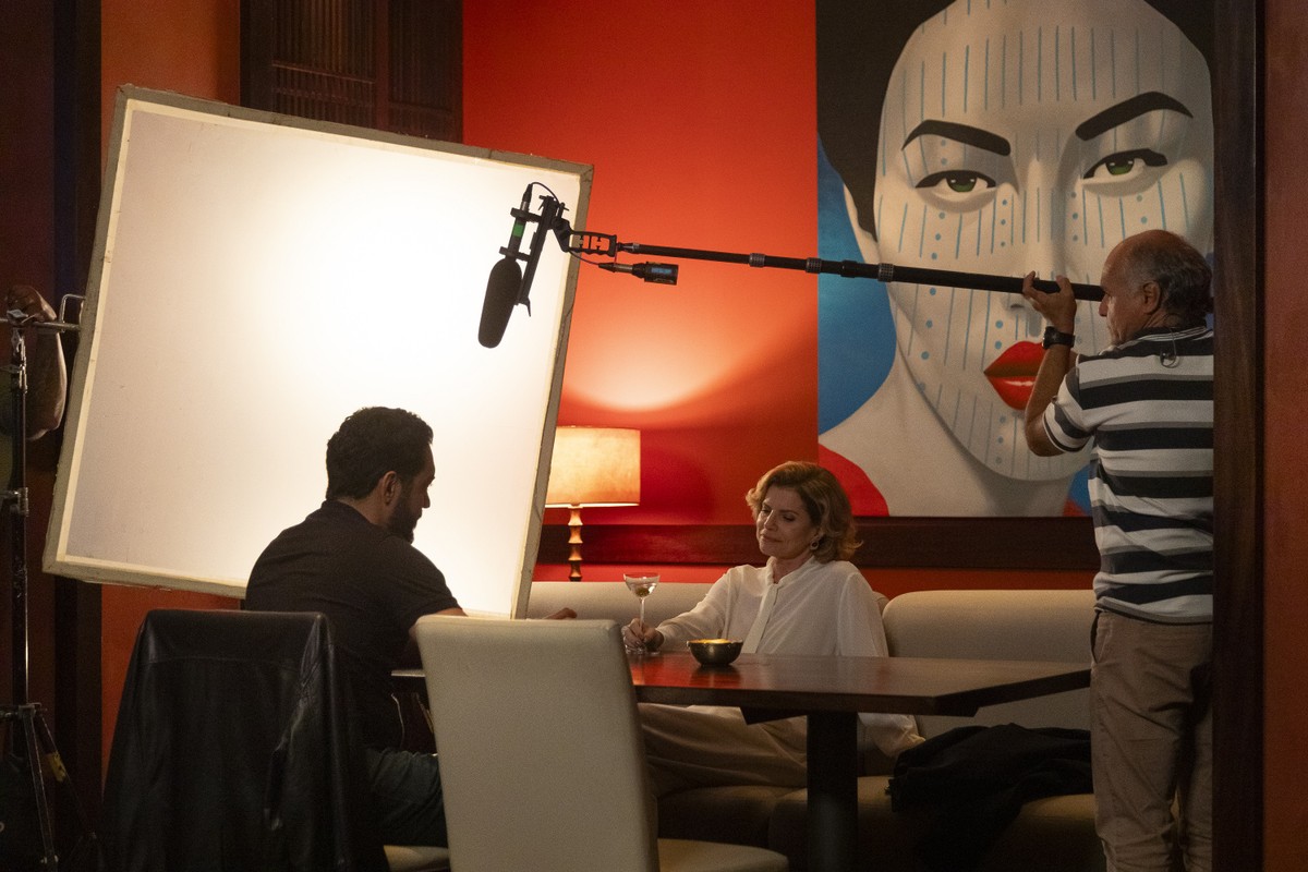 Autora de 'Vale tudo' atualiza trama inspirada em apagão na Europa Débora Bloch como Odete Roitman e Thomás Aquino como Mário Sérgio em gravação de 'Vale tudo' (Foto: Leo Martins / Agência O Globo)